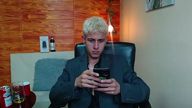 Snapshot of Bastiaan_28 chatting on 12.13.24 Bastiaan 28 online show from 12.13.24