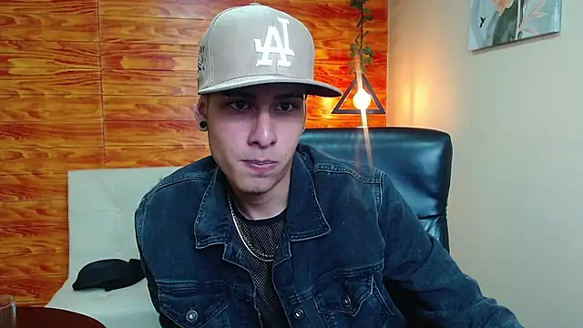 Snapshot of Bastiaan_28 chatting on 12.15.24 Bastiaan 28 online show from 12.15.24