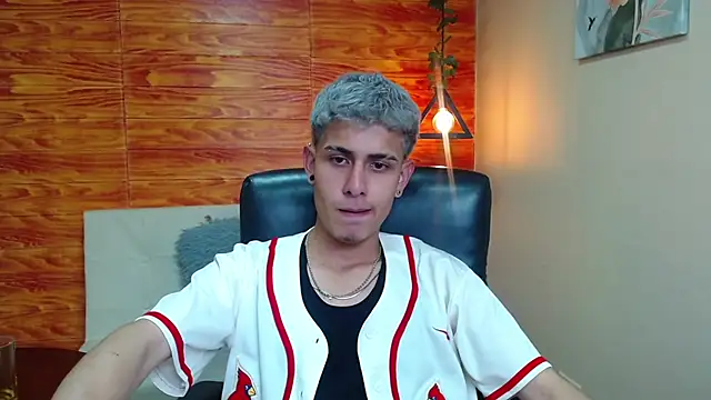 Snapshot of Bastiaan_28 chatting on 12.17.24 Bastiaan 28 online show from 12.17.24