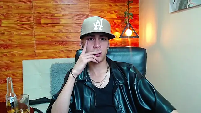 Snapshot of Bastiaan_28 chatting on 12.24.24 Bastiaan 28 online show from 12.24.24