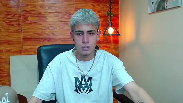 Snapshot of Bastiaan_28 chatting on 12.25.24 Bastiaan 28 online show from 12.25.24