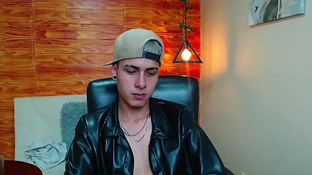 Snapshot of Bastiaan_28 chatting on 12.25.24 Bastiaan 28 online show from 12.25.24