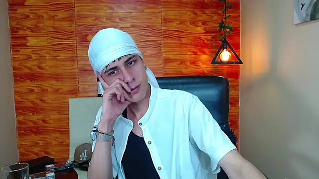 Snapshot of Bastiaan_28 chatting on 01.15.25 Bastiaan 28 online show from 01.15.25