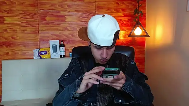 Snapshot of Bastiaan_28 chatting on 02.14.25 Bastiaan 28 online show from 02.14.25