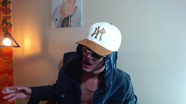 Snapshot of Bastiaan_28 chatting on 02.14.25 Bastiaan 28 online show from 02.14.25