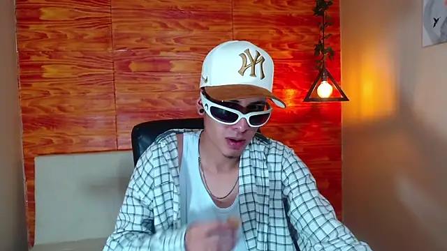 Snapshot of Bastiaan_28 chatting on 02.21.25 Bastiaan 28 online show from 02.21.25