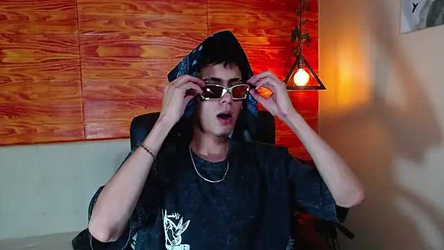 Snapshot of Bastiaan_28 chatting on 02.22.25 Bastiaan 28 online show from 02.22.25