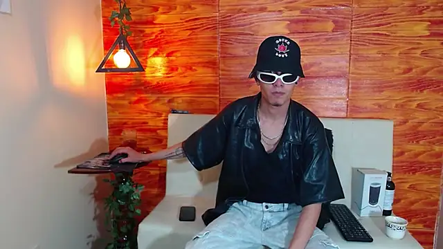 Snapshot of Bastiaan_28 chatting on 03.11.25 Bastiaan 28 online show from 03.11.25