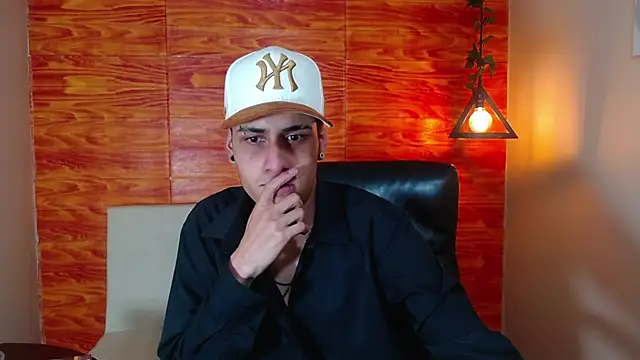 Snapshot of Bastiaan_28 chatting on 03.14.25 Bastiaan 28 online show from 03.14.25