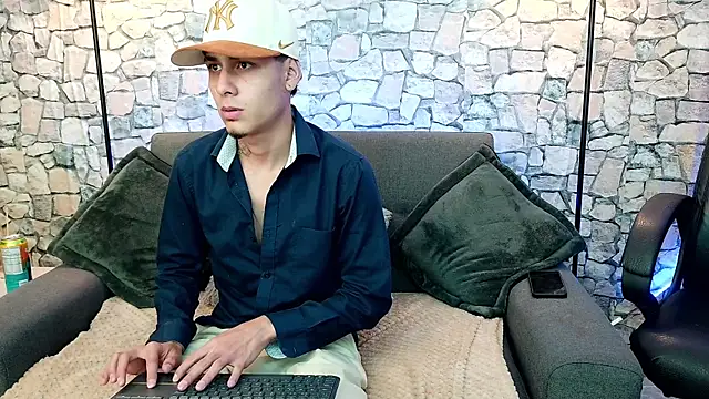 Snapshot of Bastiaan_28 chatting on 11.21.25 Bastiaan 28 online show from 11.21.25