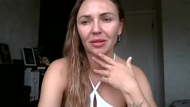 AngelinaLove28 online show from 10.25.25