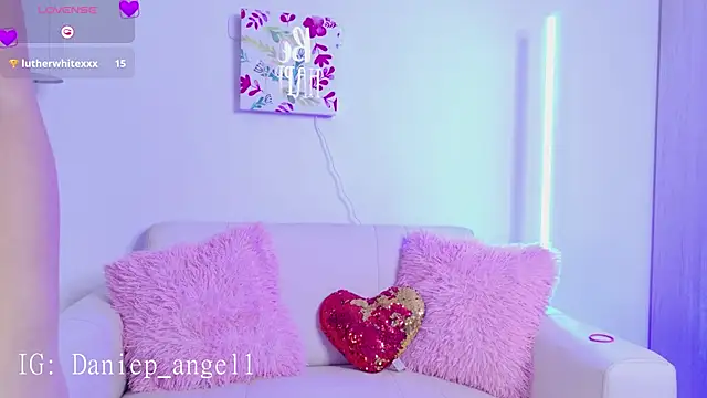 Snapshot of daniep_angel chatting on 10.13.25 daniep angel online show from 10.13.25