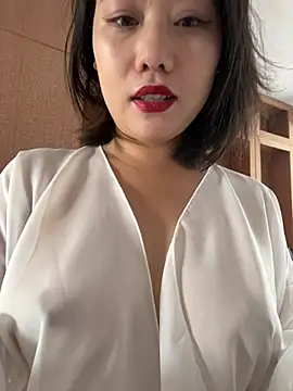Snapshot of Eliza-E chatting on 05.13.26 Eliza-E online show from 05.13.26
