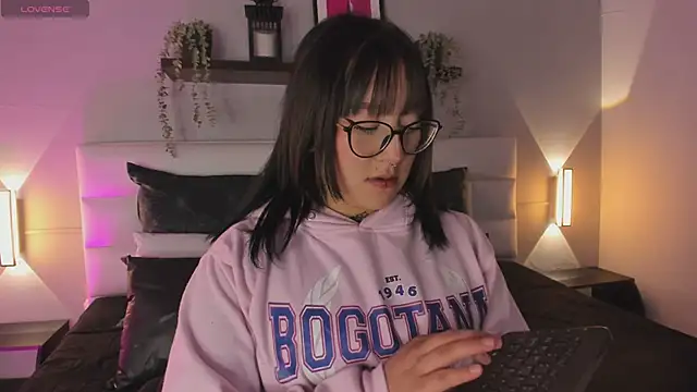 Snapshot of sofi_bakerr chatting on 04.20.26 sofi bakerr online show from 04.20.26