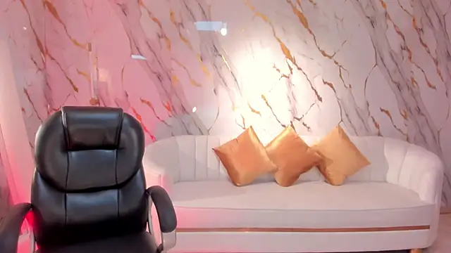 HannaConnor  online show from 02.18.25