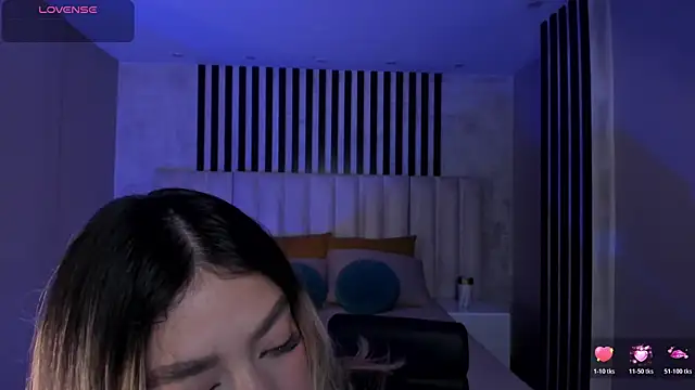 Snapshot of ViolettHansson chatting on 04.17.26 ViolettHansson online show from 04.17.26