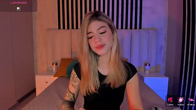 Snapshot of ViolettHansson chatting on 06.17.26 ViolettHansson online show from 06.17.26