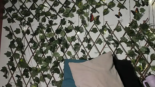 CoralineSanchez online show from 10.18.25