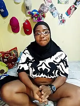 Snapshot of Aaliyah_brown chatting on 11.25.25 Aaliyah brown online show from 11.25.25