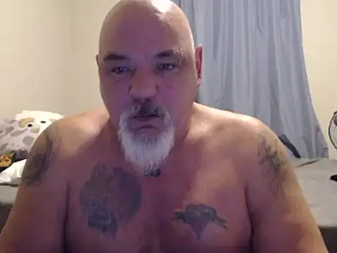 Newfiesausage1972 online show from 01.04.25