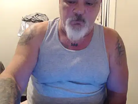 Newfiesausage1972 online show from 01.28.25