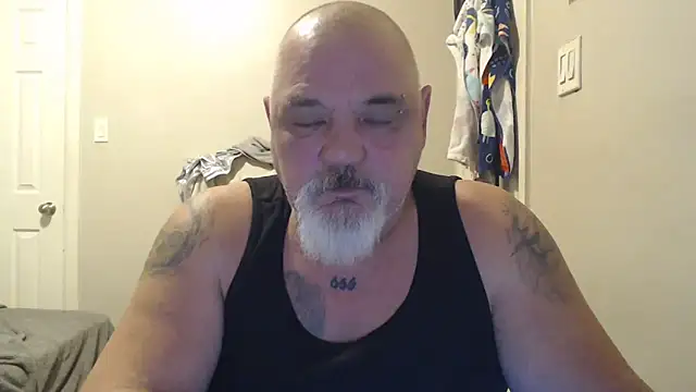 Newfiesausage1972 online show from 02.15.25