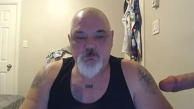 Newfiesausage1972 online show from 02.15.25