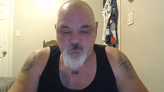 Newfiesausage1972 online show from 02.16.25