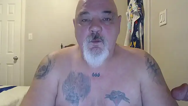 Newfiesausage1972 online show from 03.17.25