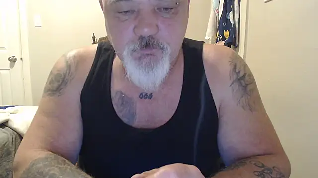 Newfiesausage1972 online show from 03.21.25