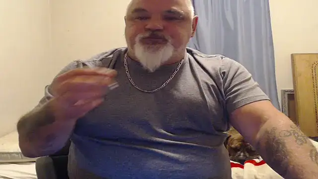 Newfiesausage1972 online show from 09.27.25