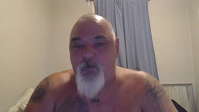 Newfiesausage1972 online show from 10.19.25