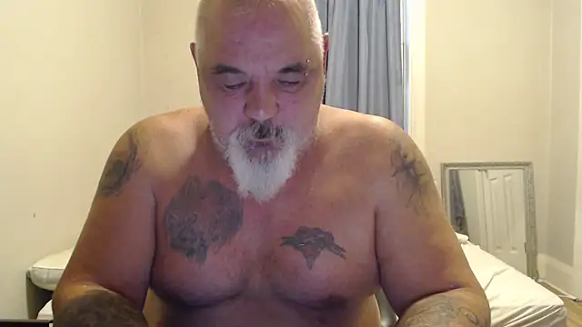 Newfiesausage1972 online show from 10.25.25