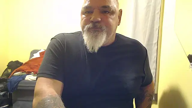 Newfiesausage1972 online show from 11.01.25