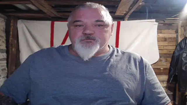 Newfiesausage1972 online show from 11.17.25