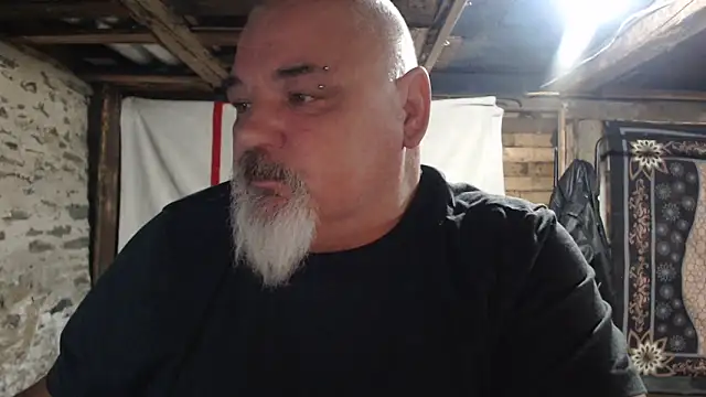 Newfiesausage1972 online show from 12.01.25