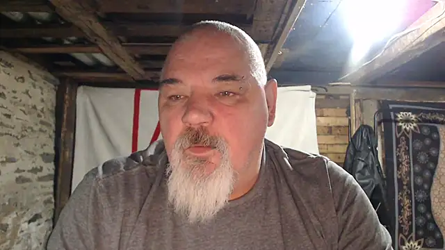 Newfiesausage1972 online show from 12.04.25