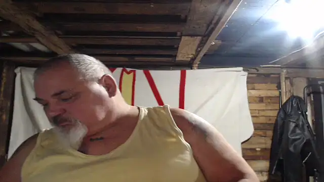 Newfiesausage1972 online show from 12.22.25