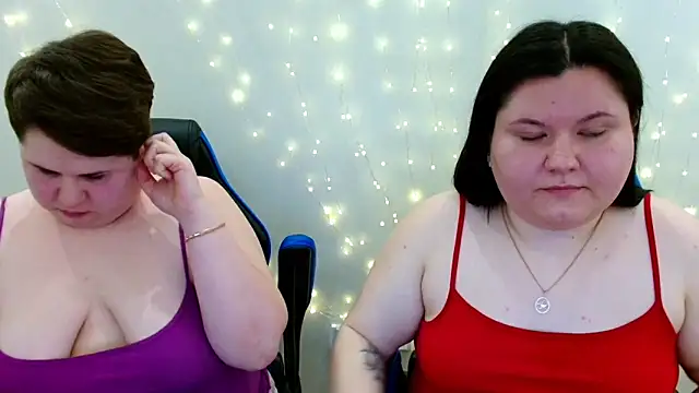 Snapshot of BeckyAndHellen chatting on 04.22.26 BeckyAndHellen online show from 04.22.26