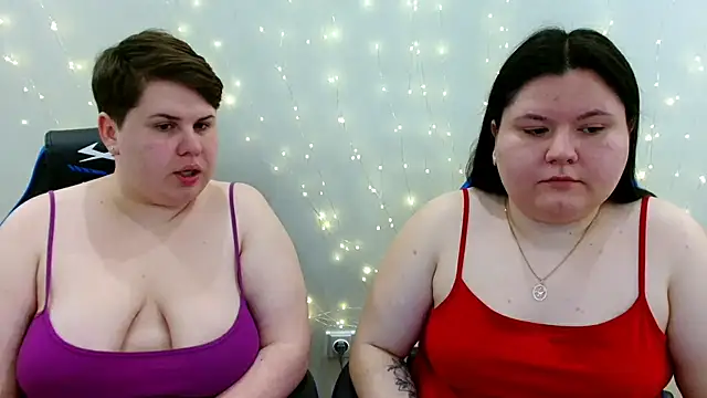 Snapshot of BeckyAndHellen chatting on 04.23.26 BeckyAndHellen online show from 04.23.26