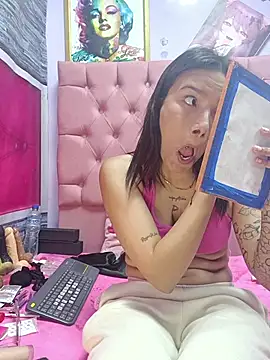 Snapshot of Yaumiko chatting on 11.10.25 Yaumiko online show from 11.10.25