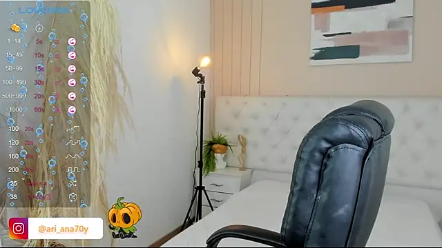 Snapshot of LOISE-XX chatting on 10.15.25 LOISE-XX online show from 10.15.25