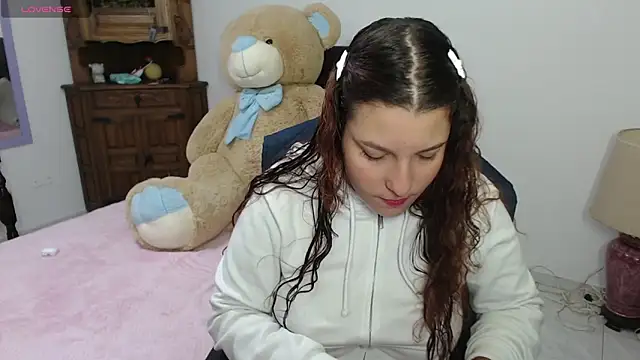 Snapshot of alexia_87 chatting on 04.28.26 alexia 87 online show from 04.28.26