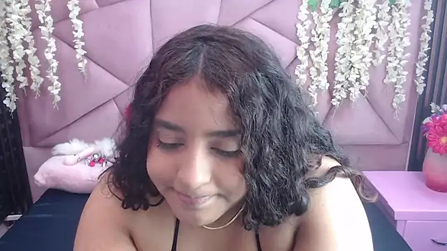 Sofia Hernandez  online show from 04.16.26