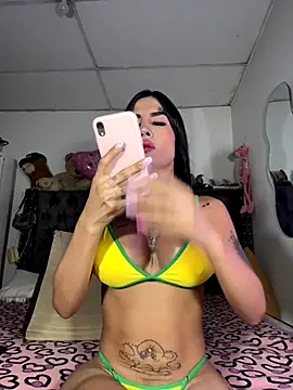 Snapshot of saragill323 chatting on 11.18.25 saragill323 online show from 11.18.25