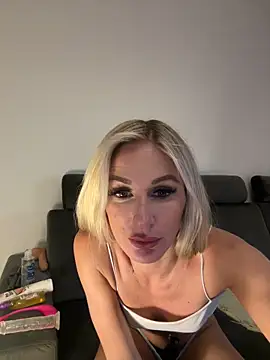 Snapshot of Liana_Lou chatting on 12.02.24 Liana Lou online show from 12.02.24