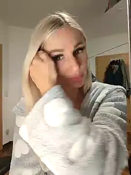 Snapshot of Liana_Lou chatting on 12.08.24 Liana Lou online show from 12.08.24