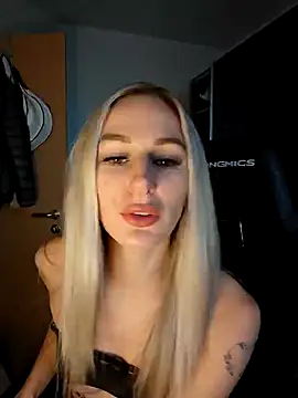 Snapshot of Liana_Lou chatting on 01.05.25 Liana Lou online show from 01.05.25