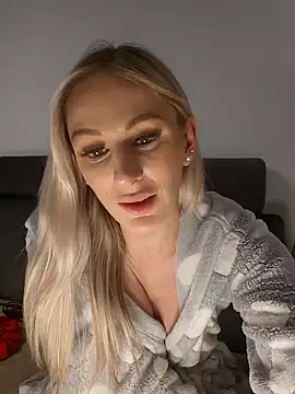 Snapshot of Liana_Lou chatting on 01.19.25 Liana Lou online show from 01.19.25