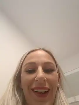 Snapshot of Liana_Lou chatting on 02.05.25 Liana Lou online show from 02.05.25